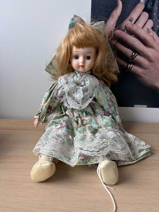 Porcelanowa ceramiczna lalka