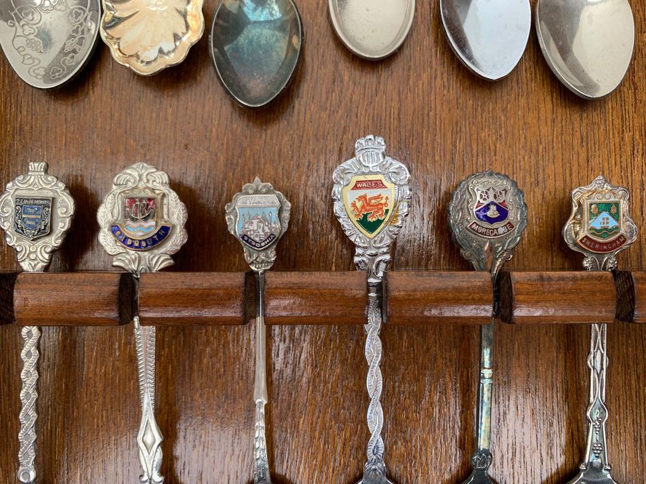 Colheres de coleção com expositor em madeira