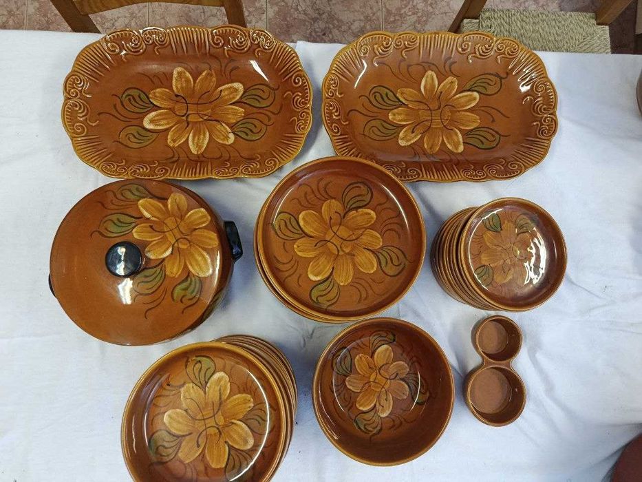 Serviço de Mesa Antigo em Barro Vidrado Pintado à Mão - 34 Peças