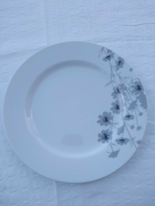 Prato de Porcelana Ema