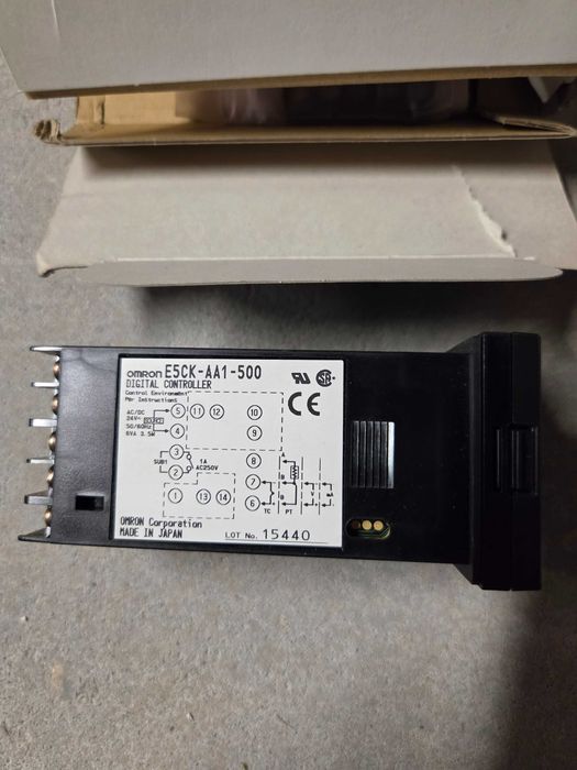 Nowy Regulator temperatury OMRON E5CK-AA1-500