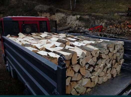 drewno opałowe układane na samochodzie, uczciwa jakość