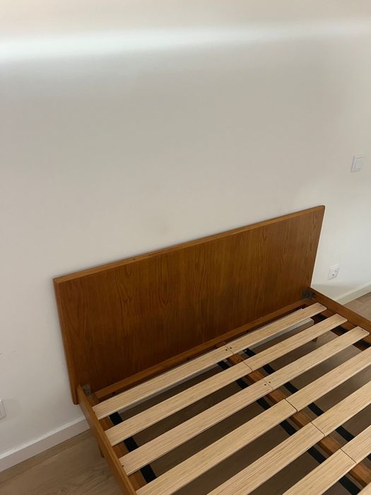 Cama de casal em madeira de carvalho.