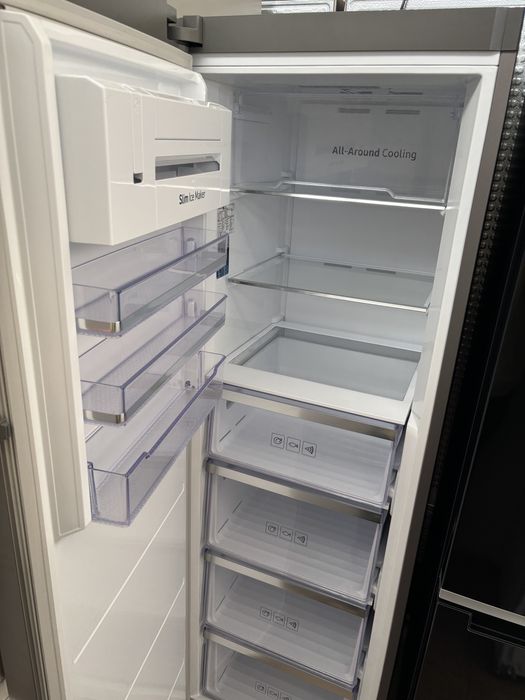 Морозильна камера Samsung RZ32M71257F.