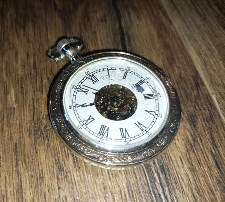 Zegarek kieszonkowy nakręcany widoczny mechanizm