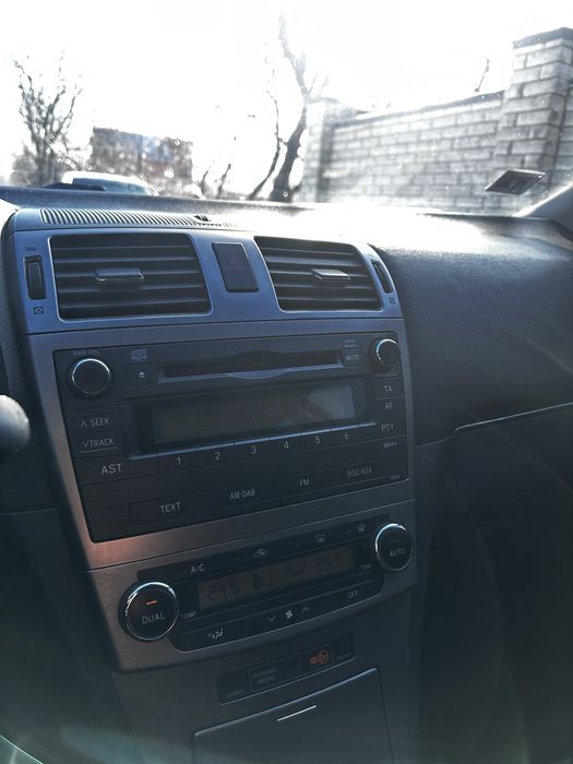 Toyota Avensis 1.8 бензин