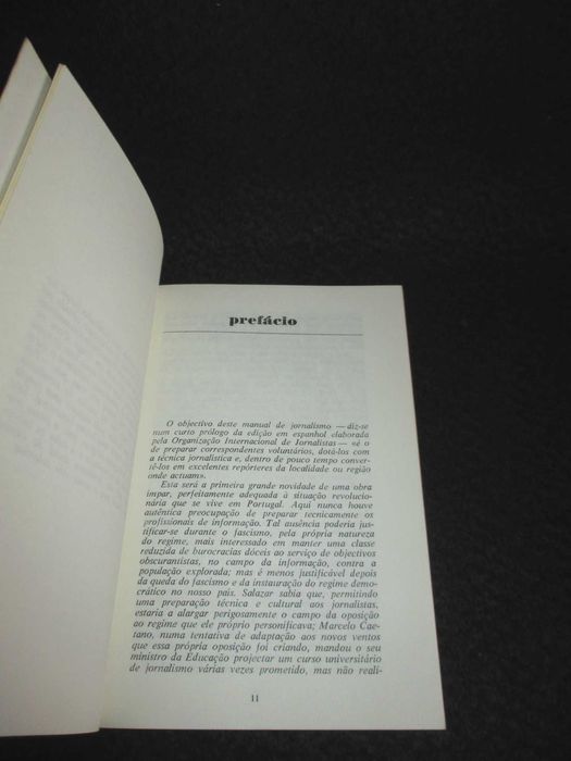 Livro Manual de Jornalismo Ricardo Cardet 1ª edição 1977