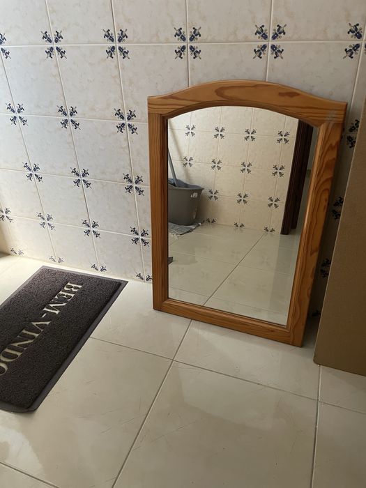 2 Mesinhas de cabeçeira, 1 cama com estrado , 1 espelho