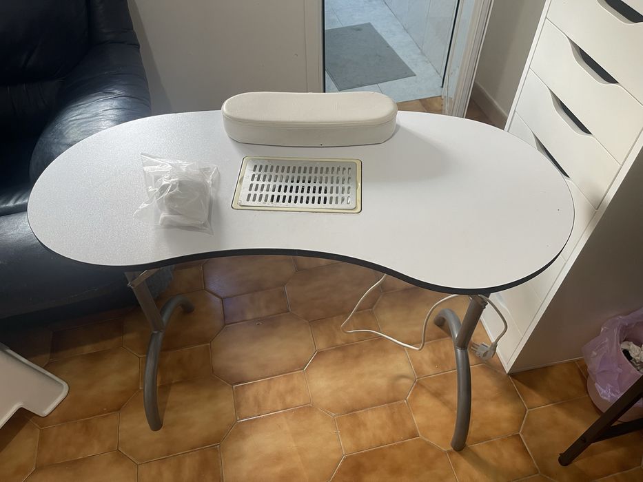 Mesa de manicure com aspirador