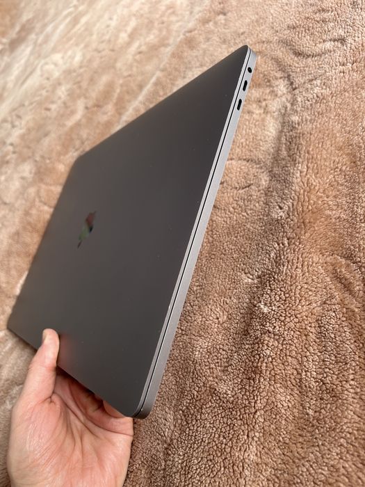 Macbook Pro 2019 i7 16 gb ram 512 Gb a2141