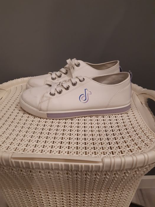 Białe lekkie trampki