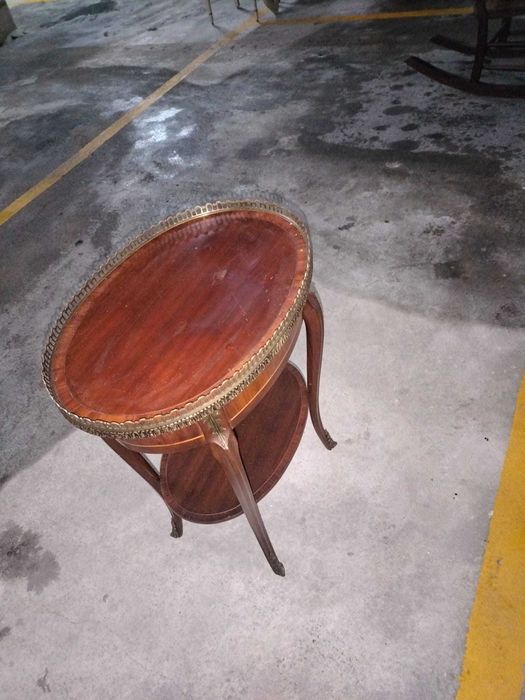 Mesa de Apoio Oval em Madeira com Apliques em Latão