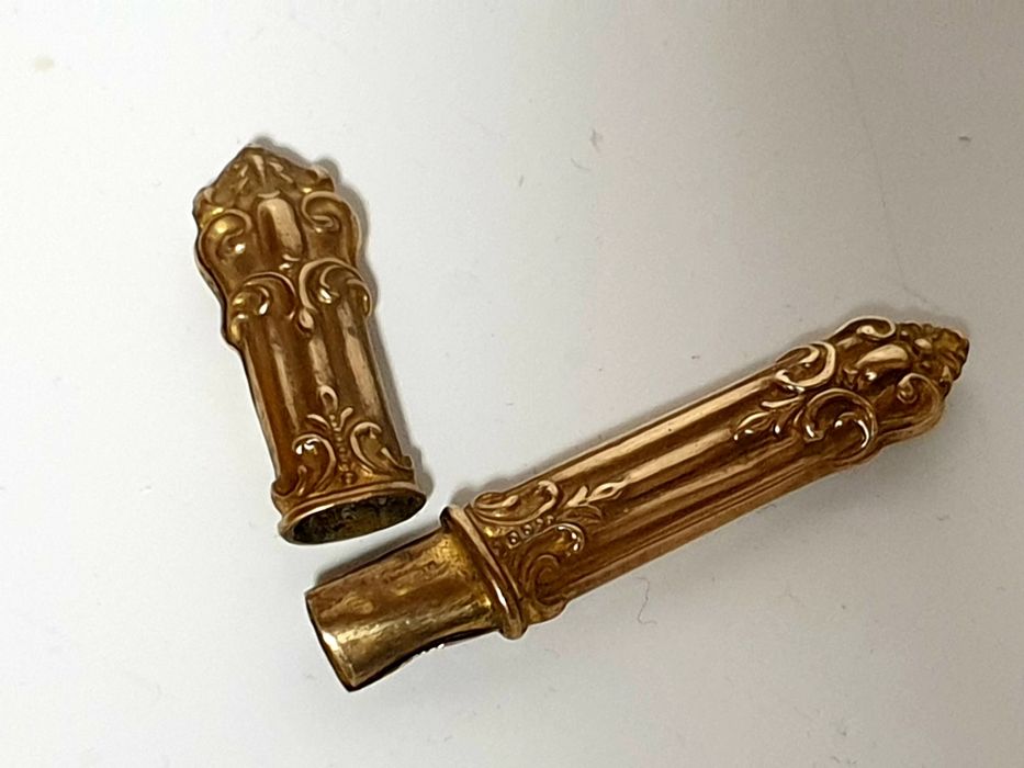 Raro antigo agulheiro do Sec. XIX com banho em ouro