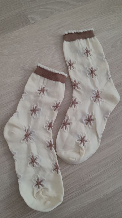 Piękne białe skarpetki z ozdobieniami swietne do botków i traperów