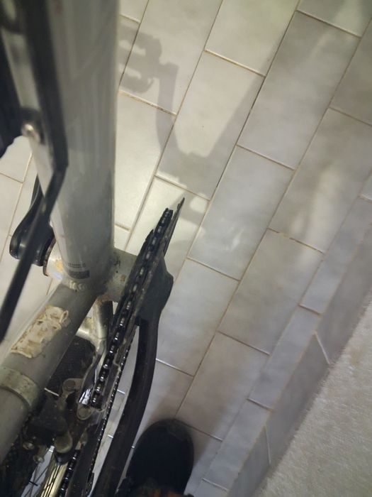 Vendo bicicleta vermelha e cinza