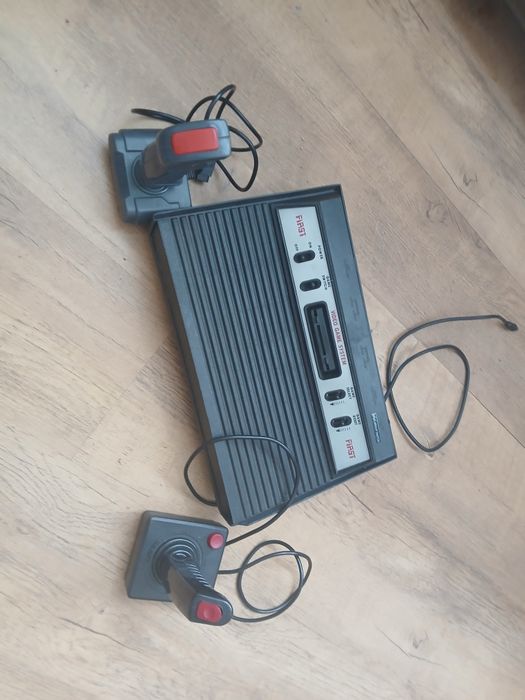 Retro gra z joistikami