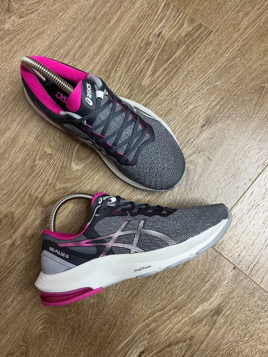 Продам БОМБЕЗНІ жіночі бігові кросівки Asics Gel Pulse 13