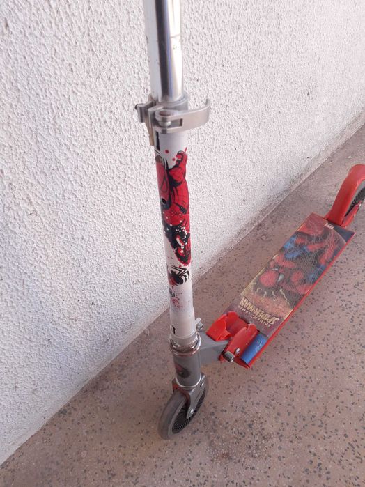 Trotinete e capacete de criança