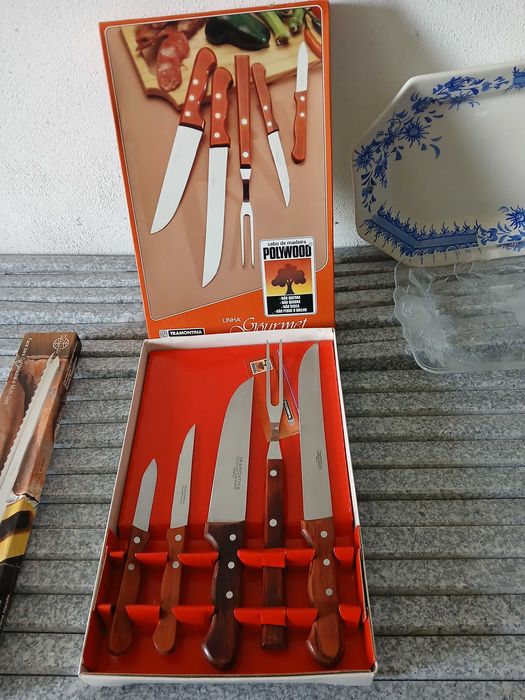 Conjunto de facas e outras peças para cozinha e churrasco