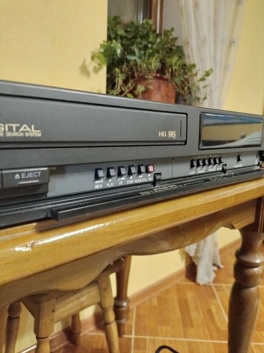 Продам відіомагнітофон  SHARP