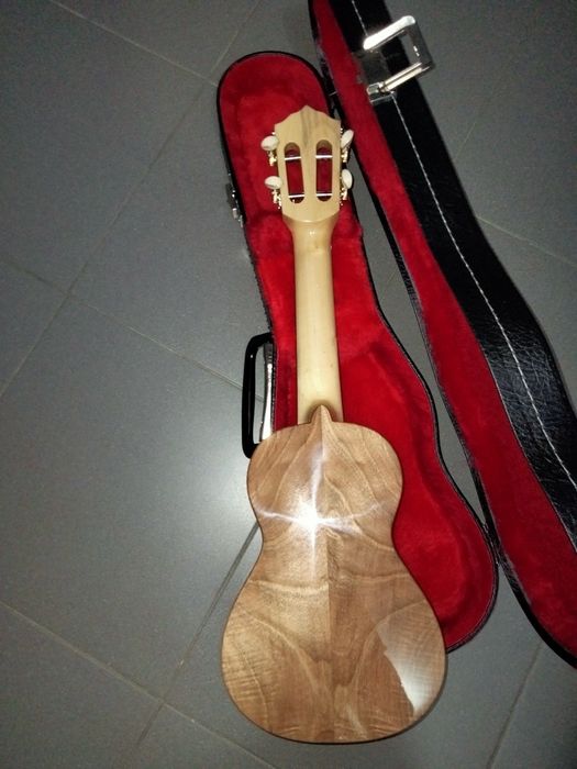 Cavaquinho meio tampo boca de raia e estojo