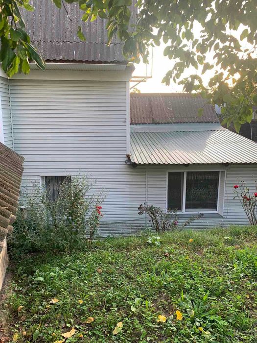 Продаж частини будинку з окремим подвір'ям  Польова