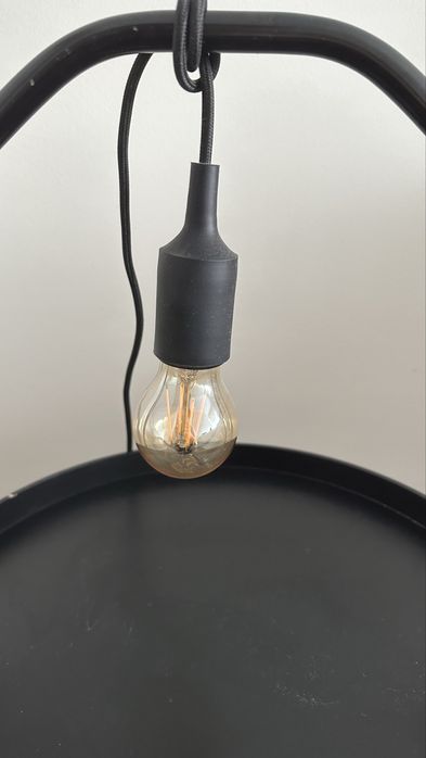 2 mesas de cabeceira com luz