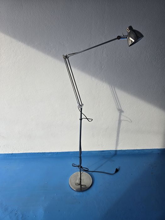 Candeeiro de pé alto