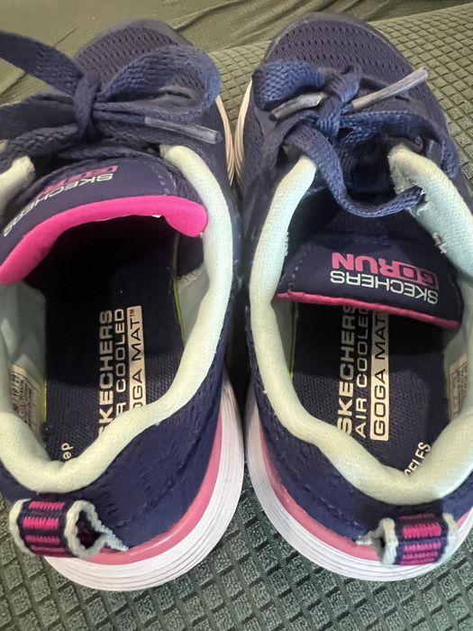 Tenis Skechers azul e rosa. 30