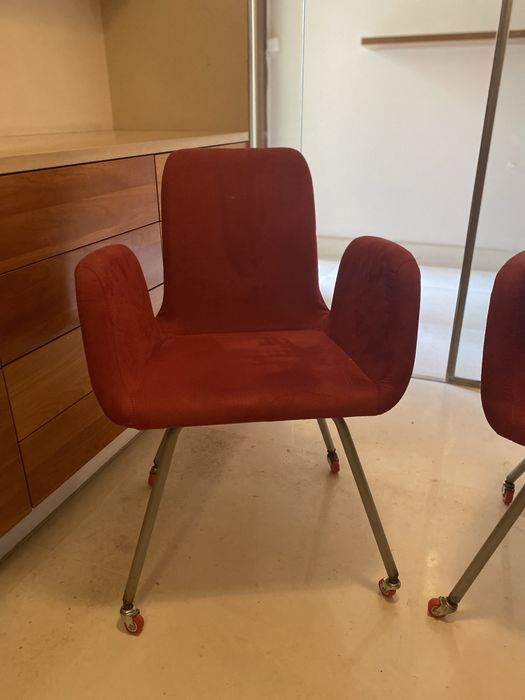 Cadeiras vermelhas com rodas