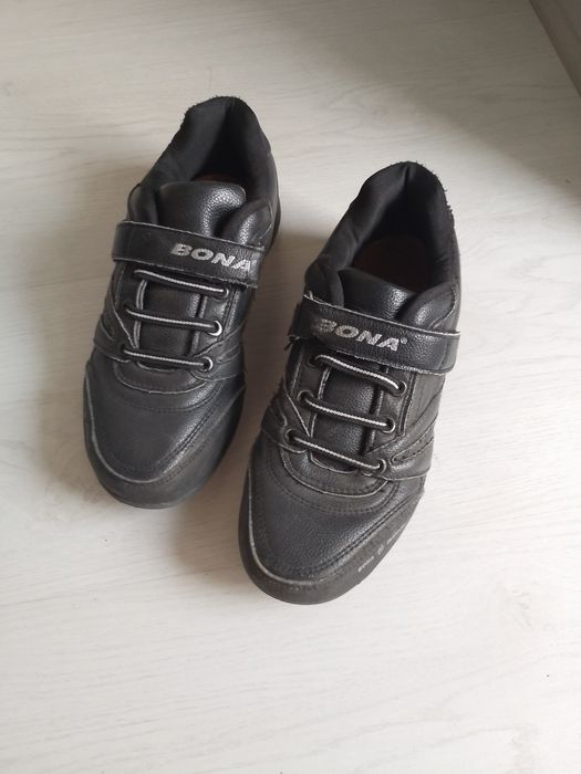 Продам кроссовки Воna