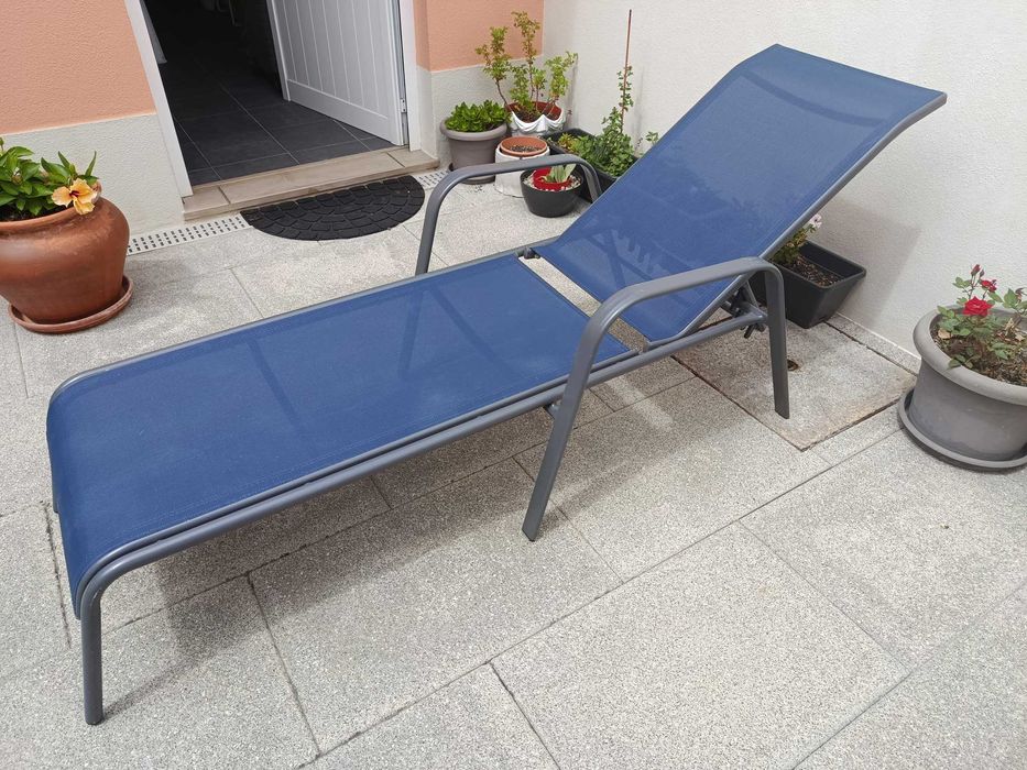 Espreguiçadeira Metálica Ajustável com Tecido Azul