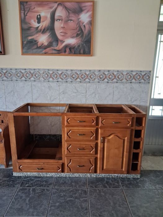 Balcão de cozinha em castanho para forno e placa e banca de 1 pio