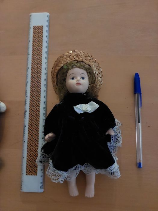 Lote de 6 pequenas bonecas de porcelana