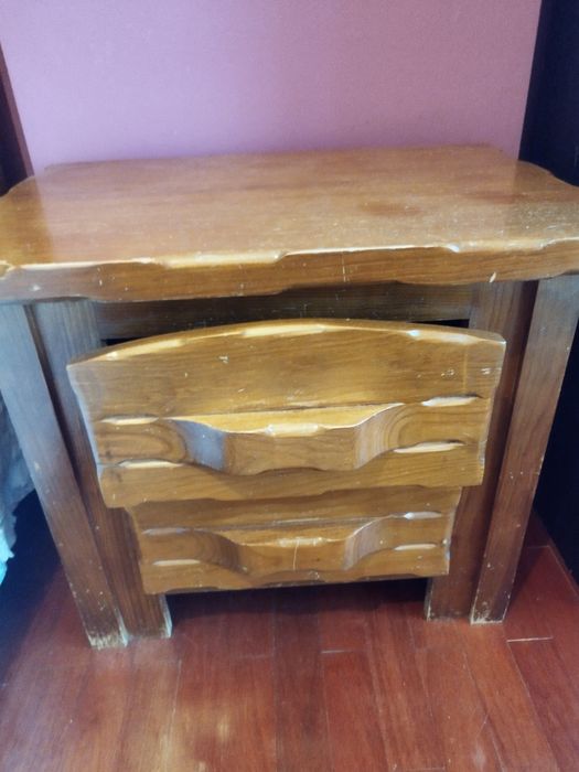 Cama de casal com mesas de cabeceira