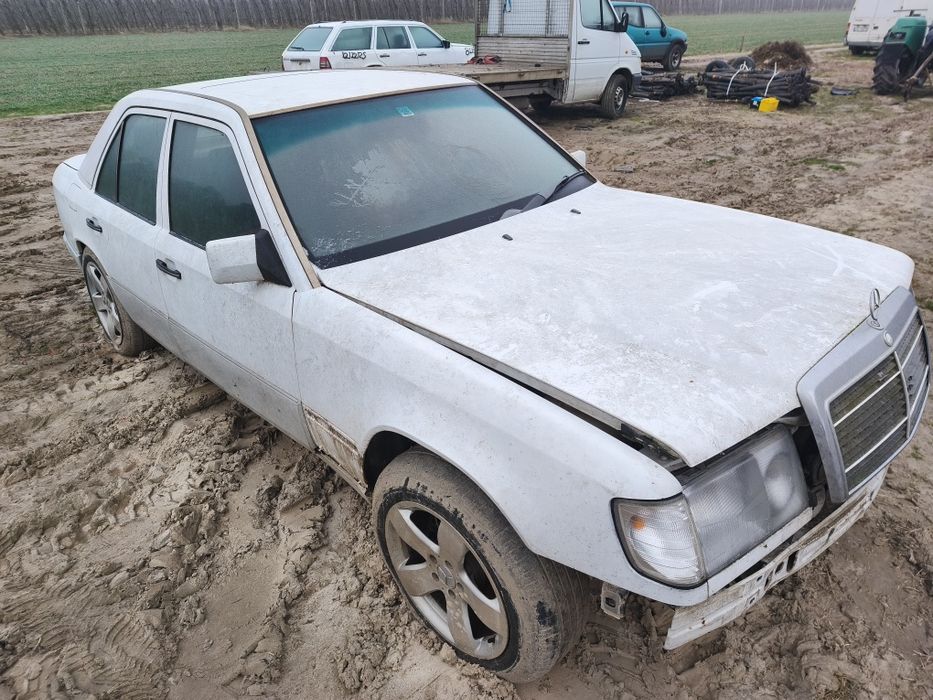 Błotnik prawy Mercedes 124