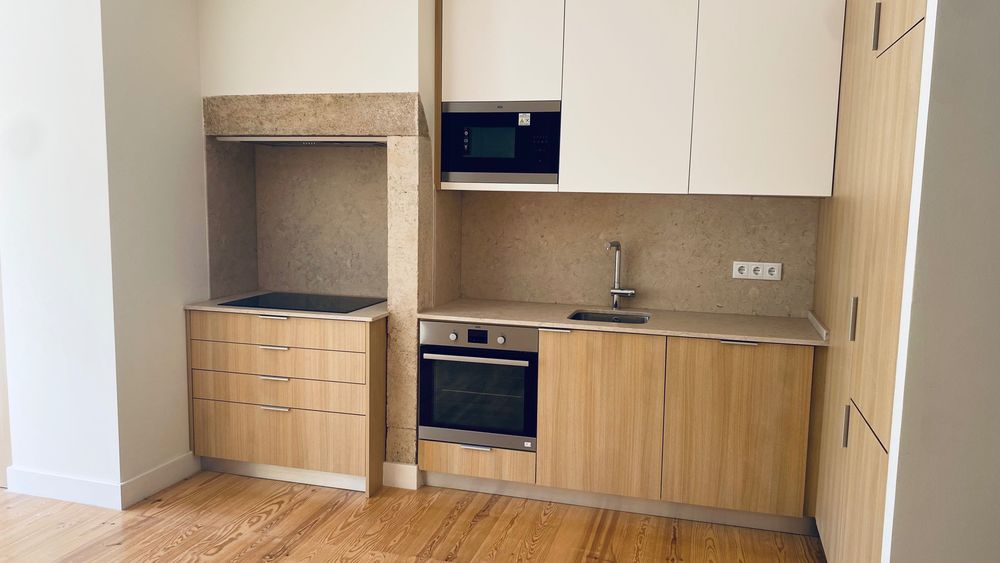 T2 renovado e equipado 77m2+ Terraço privativo 34 m² | 2 wcs | Vista Parcial Rio | exposição solar em duas frentes | Alcântara.