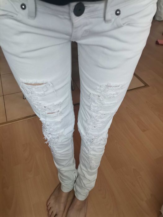 Jeansy z rozdarciami