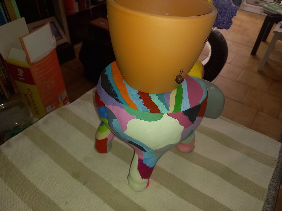 Elefante colorido porta-vasos
