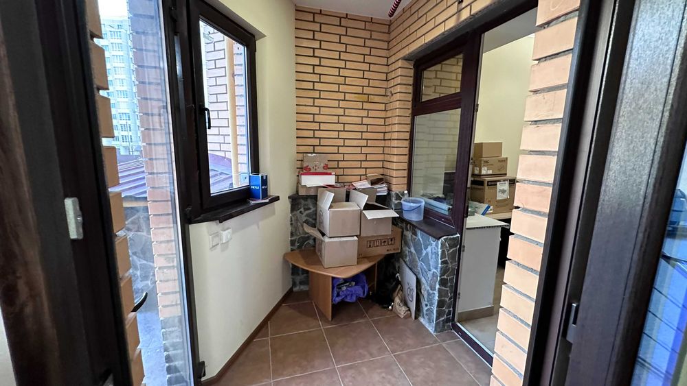 Продаж фасадного приміщення вільного призначення Зарічанська