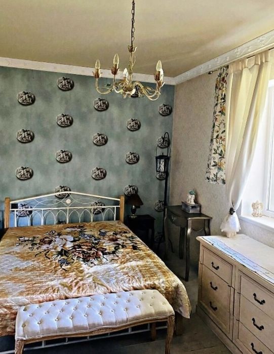 Дом новой постройки в застроенном месте