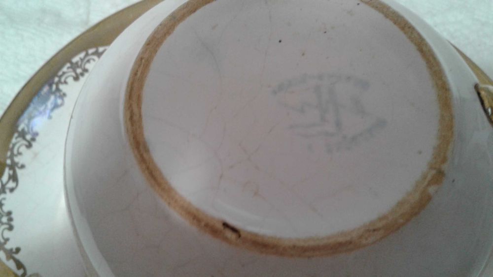 Conjunto de chávena e pires. Antiguidade.