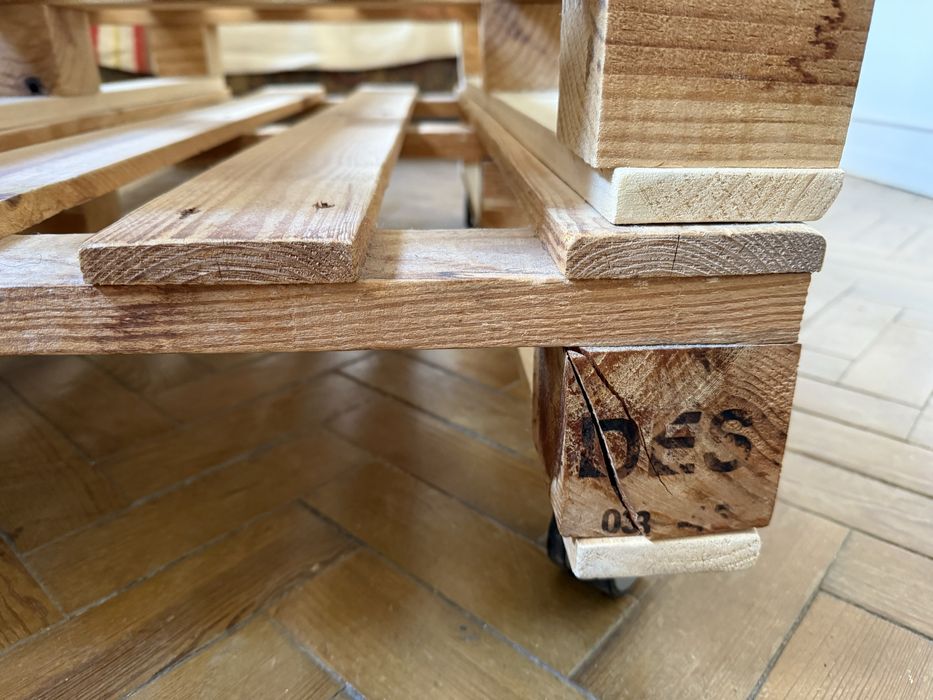 4 paletes/estrados em madeira tratada (2 com rodízios)