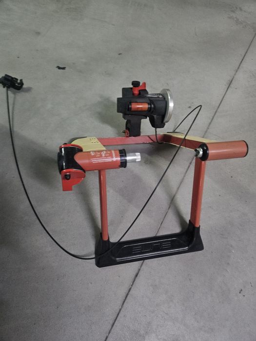 Bicicleta de estrada com rolo de treino