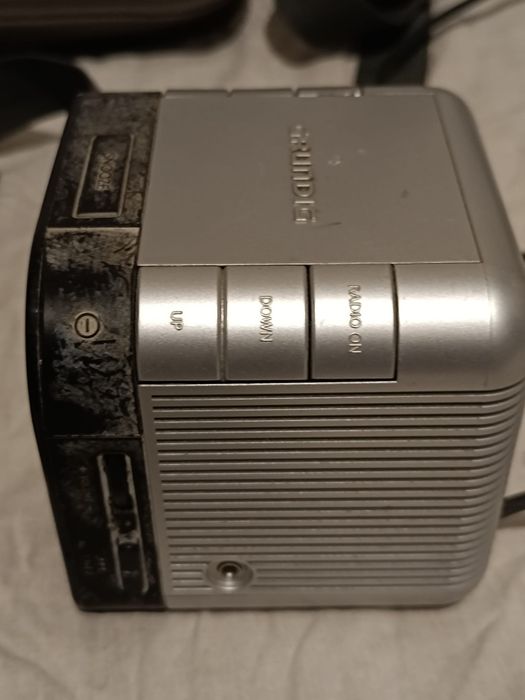 Rádio portátil Grundig + carteiras oferta