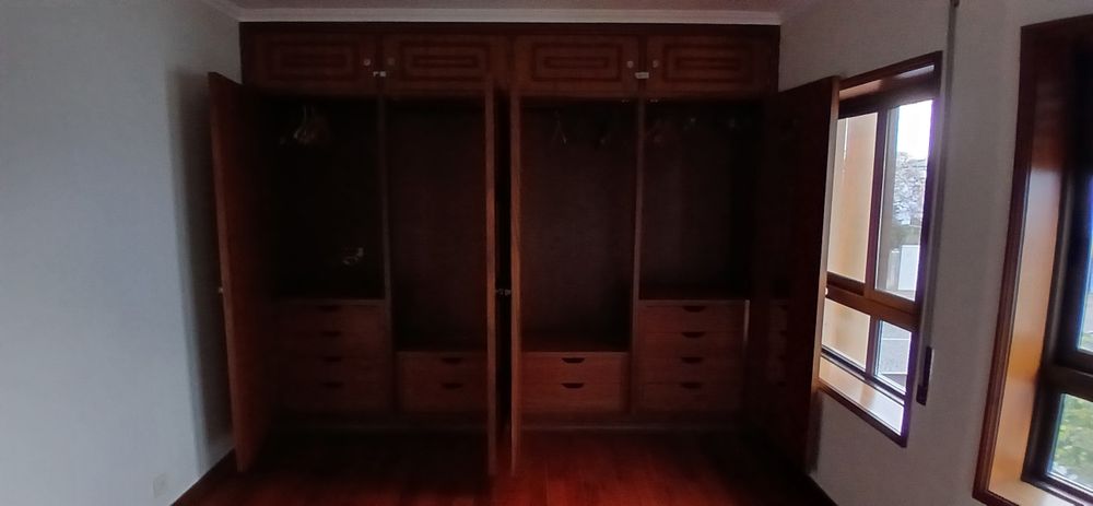 Roupeiro Grande, encastrado. Madeira maciça