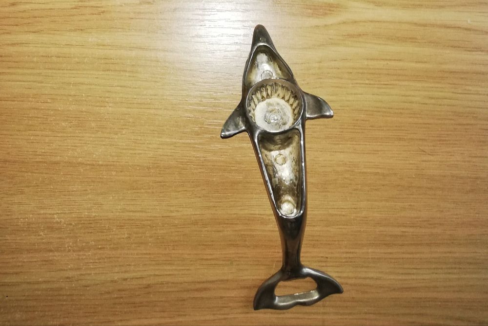 Otwieracz do napojów delfin posrebrzany.