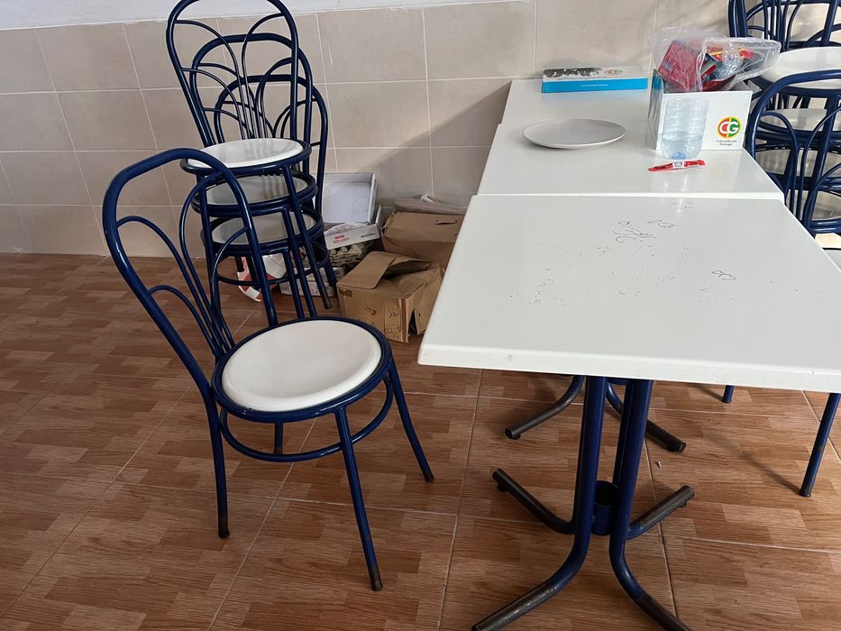 Mesas e cadeiras