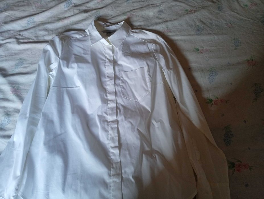 Camisa branca necessário em todos os guardafatos