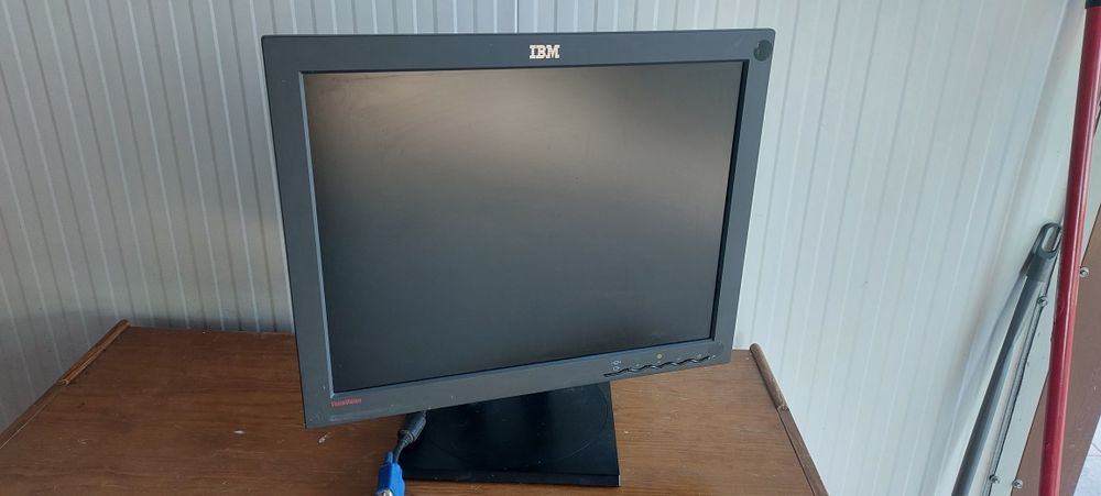 Monitor IBM 19 polegadas, formato 4:3.